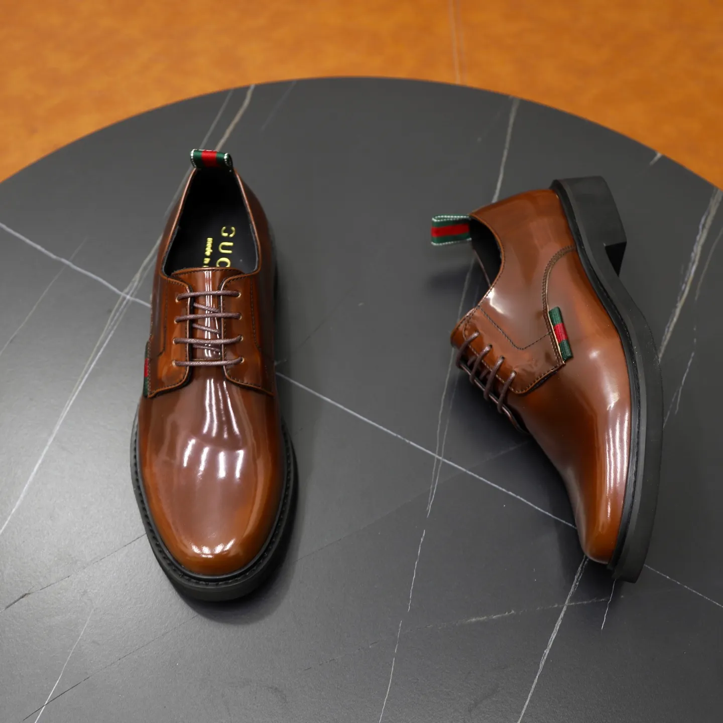 Ex-factory price: 540💰🙅‍♂️🙅‍♂️🙅‍♂️ Brand: GUCCI Standard code: Men's code 38-44 (45 can be customized) Grade: Same style as the official website Original order quality Material: Original cowhide surface Comfortable cowhide lining Original outsole Style category: Men's fashionable casual leather shoes Distinguished big-name luxury elements Top luxury Color: actual picture color